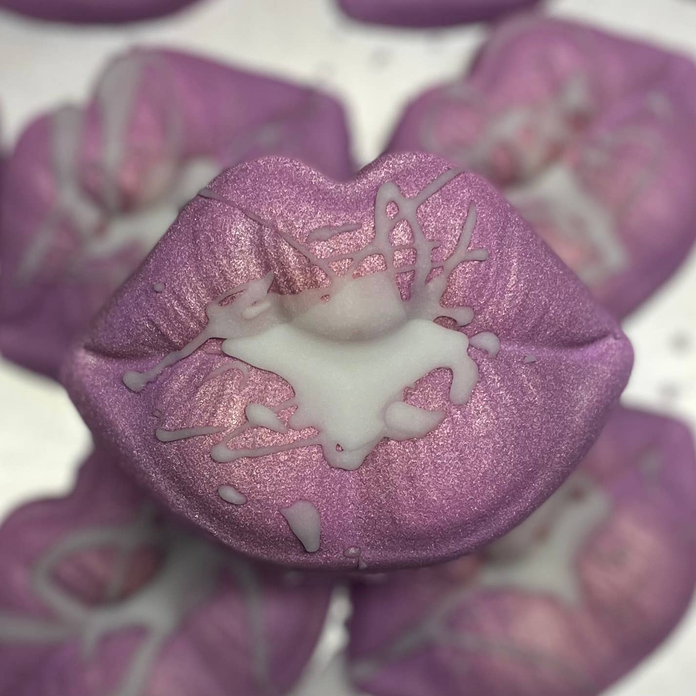 lips bath bomb