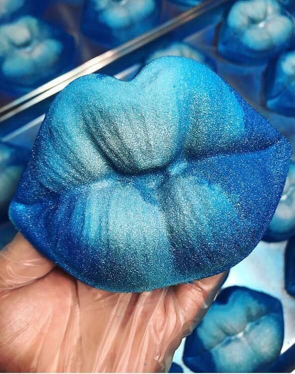 lips bath bomb